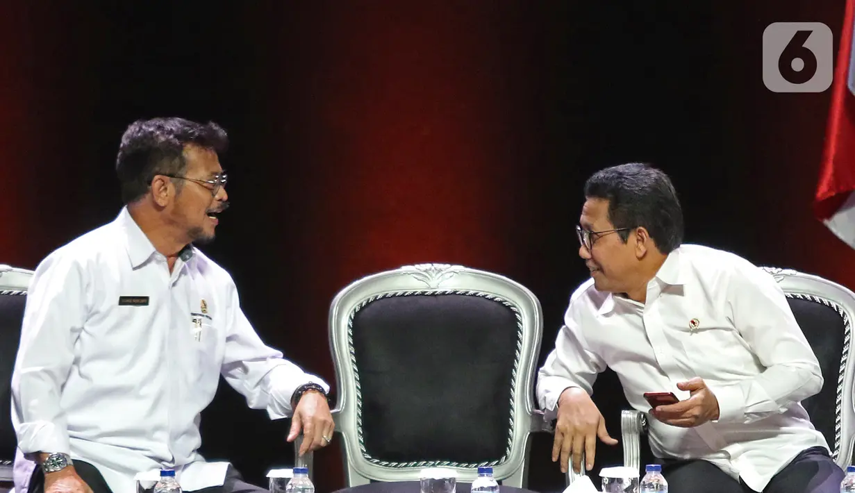Menteri Pertanian Syahrul Yasin Limpo berbincang dengan Menteri Desa Abdul Halim Iskandar saat diskusi panel IV Rakornas Indonesia Maju antara Pemerintah Pusat dan Forum Koordinasi Pimpinan Daerah di Bogor, Rabu (13/11/2019). Panel IV membahas pembangunan Infrastuktur. (Liputan6.com/Herman Zakharia)