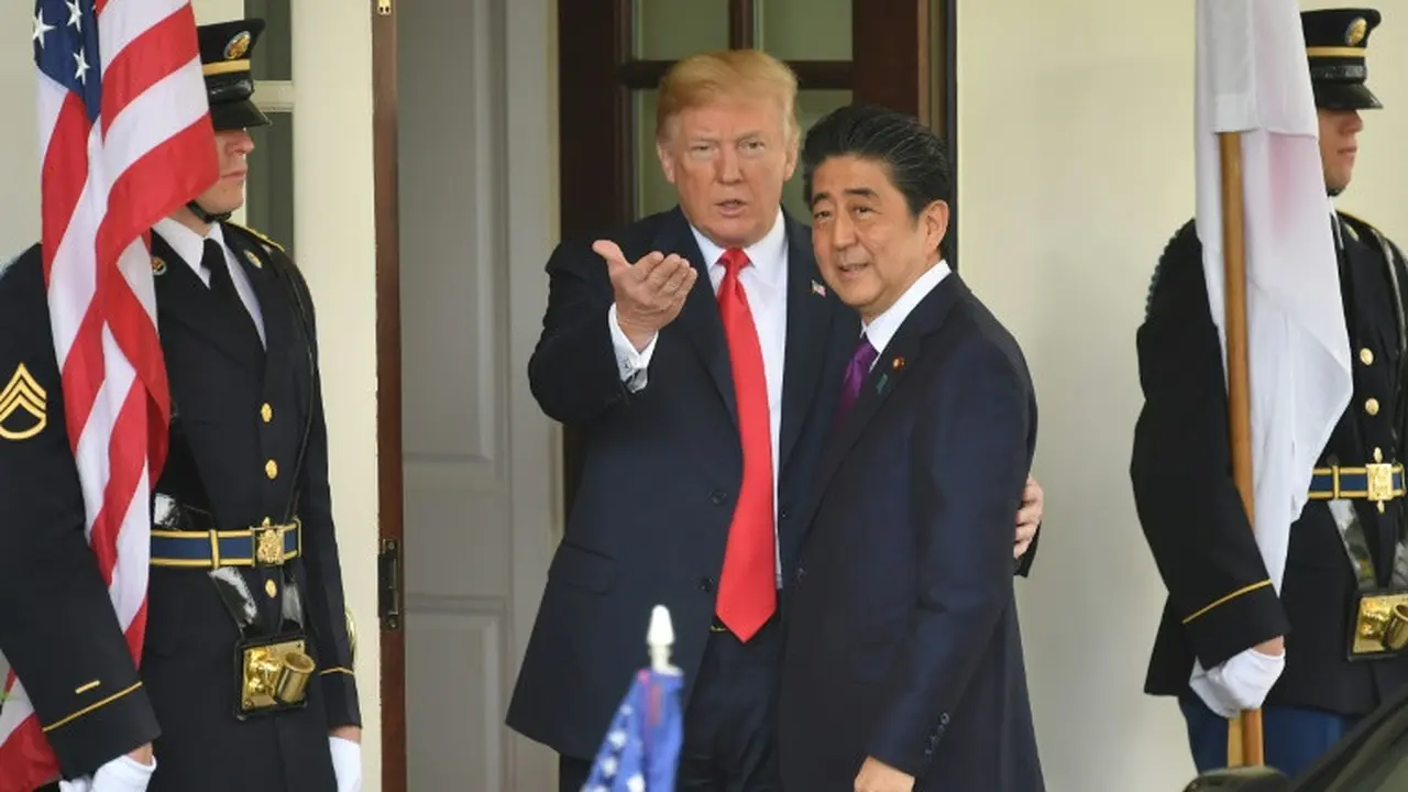 PM Jepang Shinzo Abe jelang konferensi pers bersama Presiden AS Donald Trump di Gedung Putih (7/6) (AFP PHOTO)