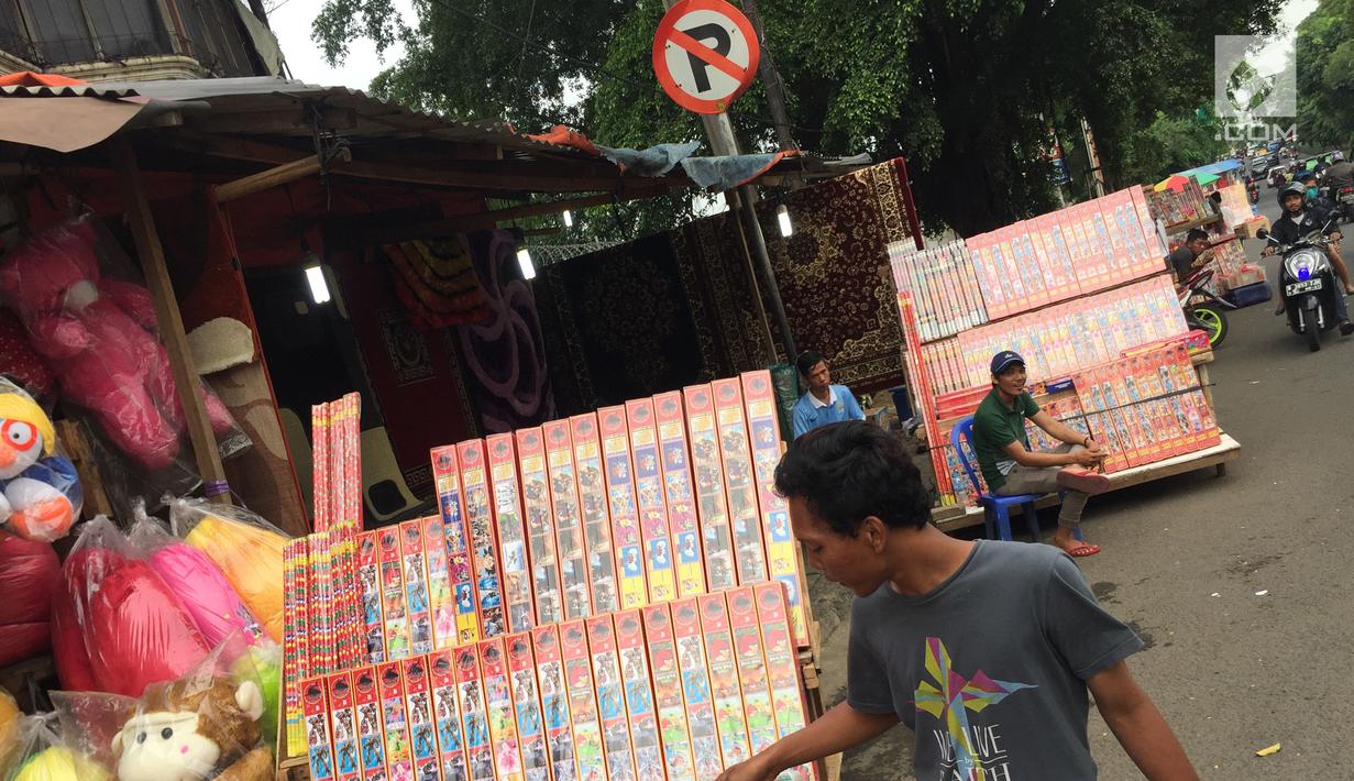 Sejumlah pedagang kembang api menunggu pembeli di  kawasan Pasar Gembrong, Jakarta, Kamis (28/12). Menjelang perayaan malam pergantian tahun, penjual kembang api mulai meramaikan sejumlah sudut Ibukota. (Liputan6.com/Immanuel Antonius)