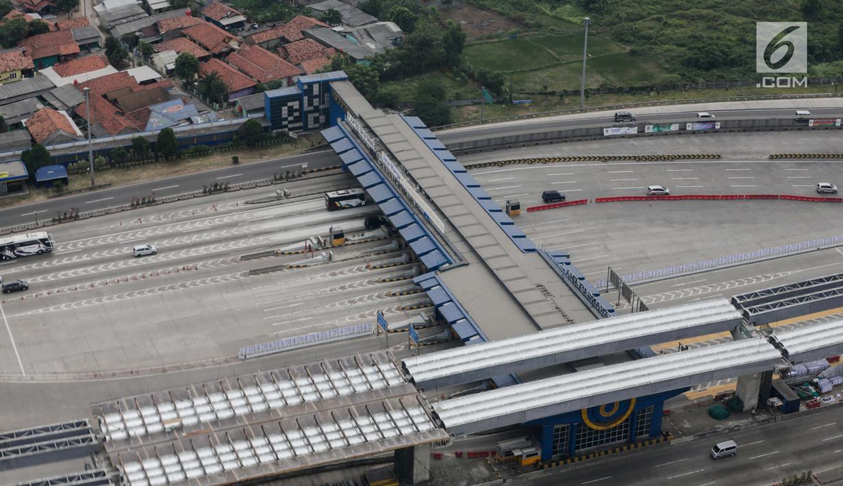 Pantauan udara bersama Whitesky Aviation kondisi lalu lintas terpantau lengang di Gerbang Tol Cikarang Utama, Jawa Barat, Senin (2/6/2019). Jumlah kendaraan yang terpantau pun dapat dikatakan sepi untuk momentum arus mudik Lebaran. (Liputan6.com/Faizal Fanani)