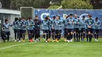Para pemain Porto melakukan pemanasan saat mengikuti sesi latihan di tempat latihan klub di Olival, di Vila Nova de Gaia (2/11/2020). Porto akan bertanding melawan Olympique de Marseille pada  Grup C Liga Champions di di Estadion Do Dragao, Portugal. (AFP/Carlos Costa)