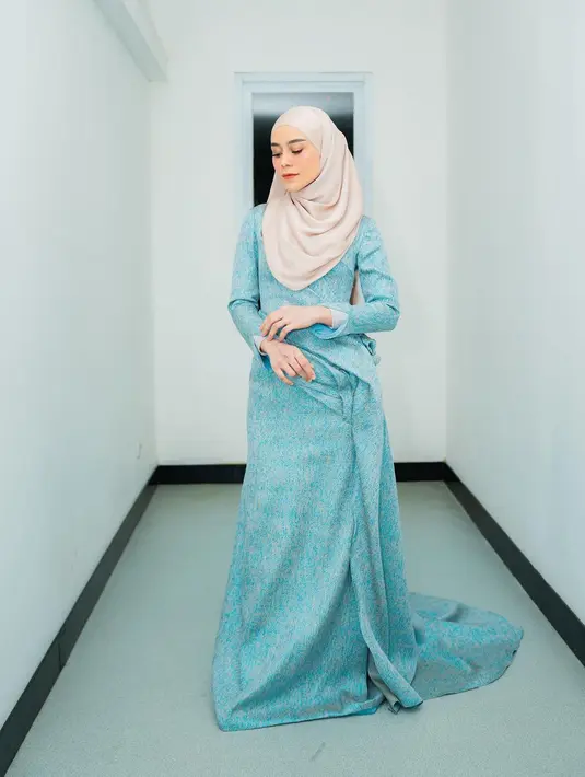 Di momen itu, Lesti Kejora tampil menawan berbalut gaun panjang warna biru muda rancangan ansoe. [Foto: IG/lestykejora].