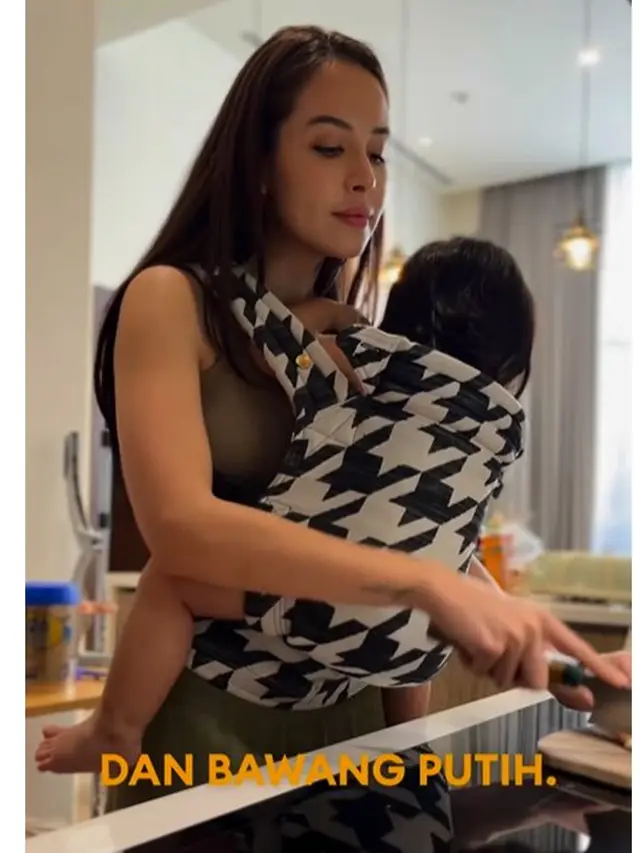 Hot Mom Satu Anak, Ini 6 Potret Estelle Linden dan Putrinya yang Berusia 1,5 Tahun