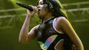 Ketika dua penjaga mengawalnya keluar, Azealia Banks memukul salah satunya dan menggigit payudara si penjaga tersebut. Polisi membebankan Azelalia Banks dengan pelanggaran penyerangan, pelecehan dan perilaku tidak tertib. (Bintang/EPA)