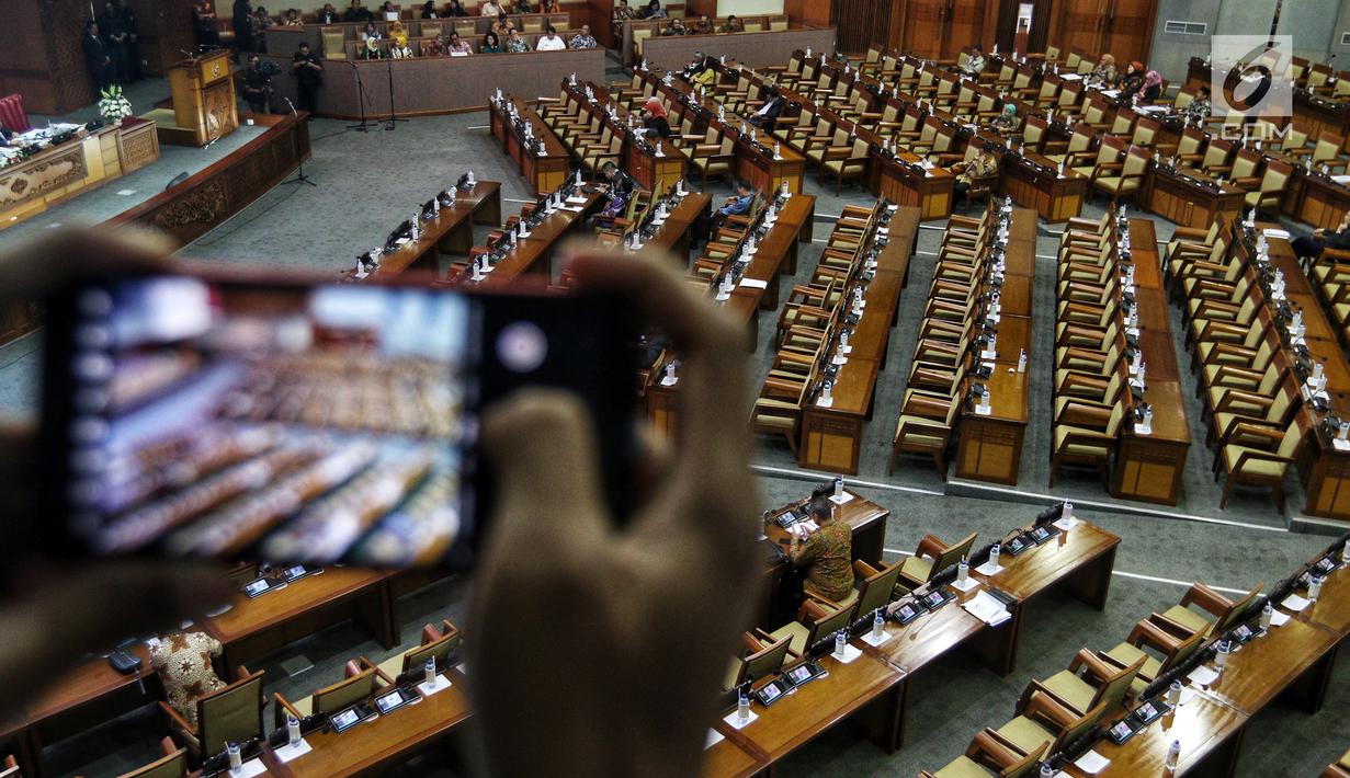Suasana Rapat Paripurna DPR RI ke-12 Masa Persidangan III Tahun Sidang 2018-2019 di Kompleks Parlemen, Senayan, Jakarta, Rabu (13/2). Agenda utama rapat untuk pengambilan keputusan terhadap RUU Kebidanan. (Liputan6.com/JohanTallo)