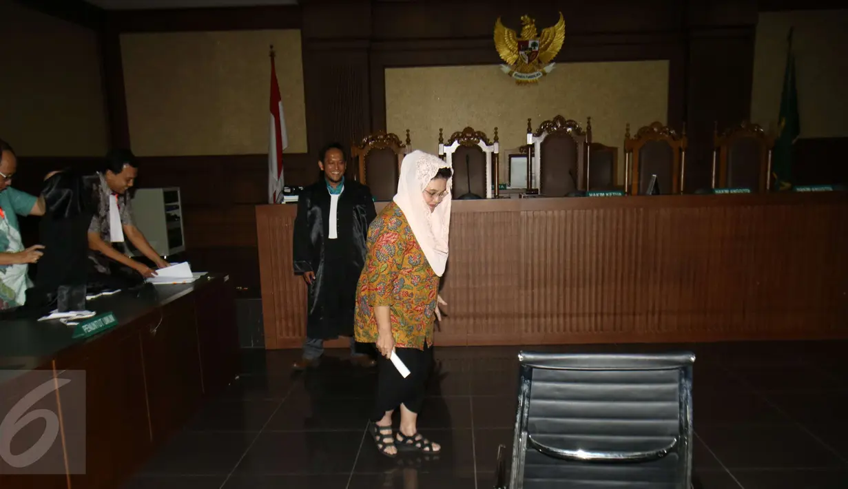 Mantan Menteri Kesehatan Siti Fadilah Supari setelah menjalani sidang pembacaan dakwaan di Pengadilan Tipikor, Jakarta, Senin (6/2). Menteri di era Presiden Susilo Bambang Yudhoyono (SBY) ini menghadapi dua perkara. (Liputan6.com/Helmi Afandi)