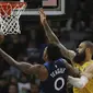 Pemain Timberwolves, Jeff Teague mencoba memasuki bola ke jaring dengan kawalan bintang Lakers, Tyson Chandler. (AP Photo/Stacy Bengs)