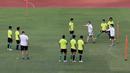 Pelatih Timnas Indonesia U-19, Shin Tae-yong, memberikan arahan kepada anak asuhnya saat latihan jelang Piala AFF U-19 2022 di Stadion Madya, Jakarta, Selasa (21/6/2022). (Bola.com/M Iqbal Ichsan)