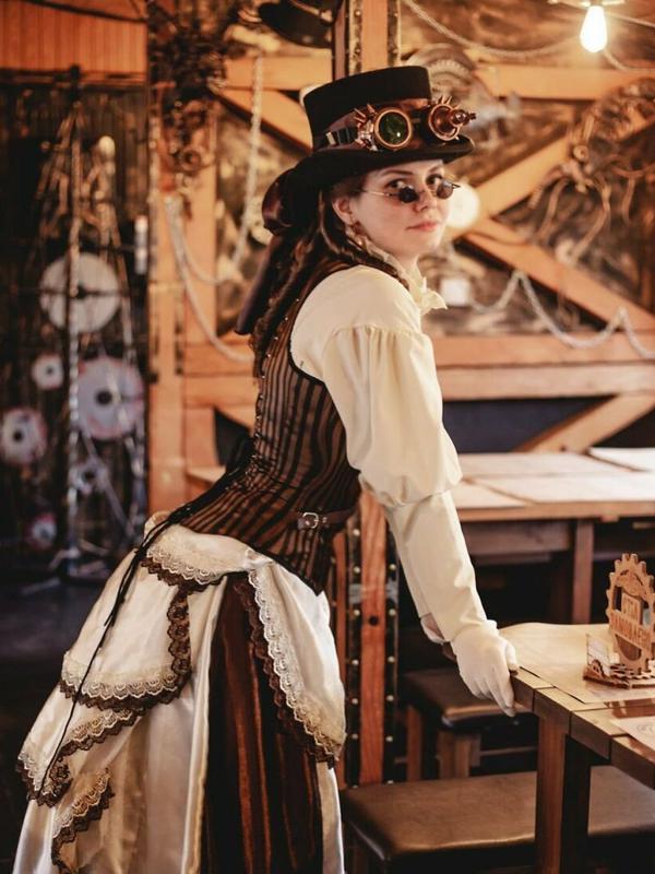 Mila, wanita Ukraina yang berpakaian ala abad ke-19 setiap hari. Sumber: Instagram/your_sunny_flowers