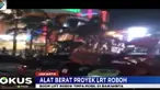 Menurut seorang juru parkir, tanpa sebab yang jelas alat berat ini tiba-tiba saja roboh.