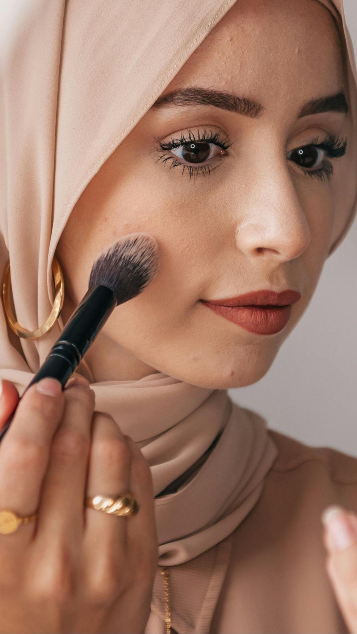3. Tetapkan Makeup dengan Bedak Tabur<br>
