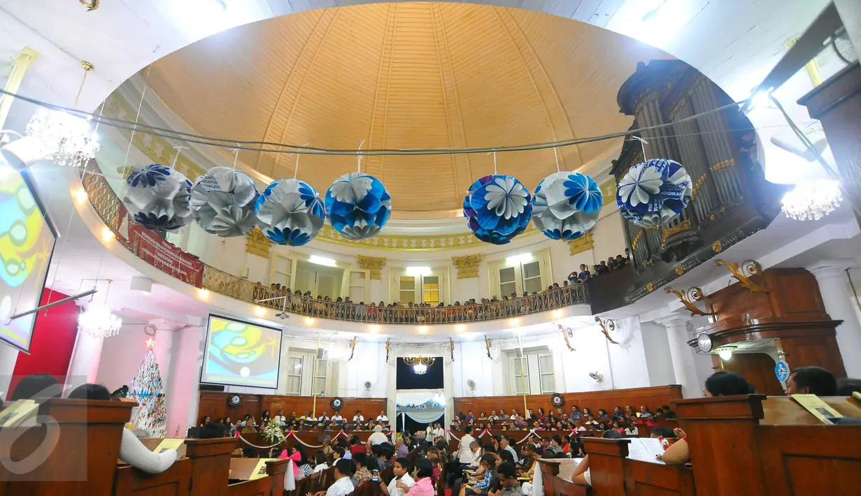 Umat Kristiani menjalankan ibadah misa malam Natal di Gereja Immanuel, Jakarta  Sabtu (24/12). Perayaan Natal yang diikuti umat Kristiani itu mengangkat tema Memberdayakan Sumber Daya Insani. (Liputan6.com/Angga Yuniar)
