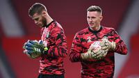 Kiper Manchester United, David De Gea (kiri) dan Dean Henderson. (AFP/Laurence GriffithsYus mei)