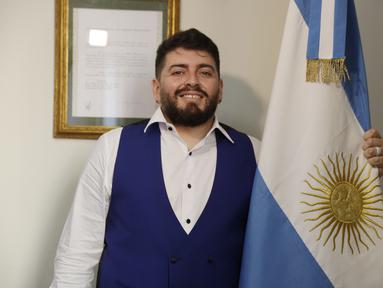 Diego Maradona Jr. memegang bendera Argentina saat berpose untuk wawancara dengan Associated Press setelah menerima kewarganegaraan Argentina di Konsulat Argentina di Roma, Kamis (25/3/2021). Anak mendiang legenda sepak bola Maradona itu dianugerahi kewarganegaraan ayahnya. (AP/Gregorio Borgia)
