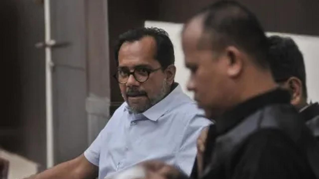 Haris juga dituntut denda sebesar Rp1 juta subsider enam bulan kurungan.<br>