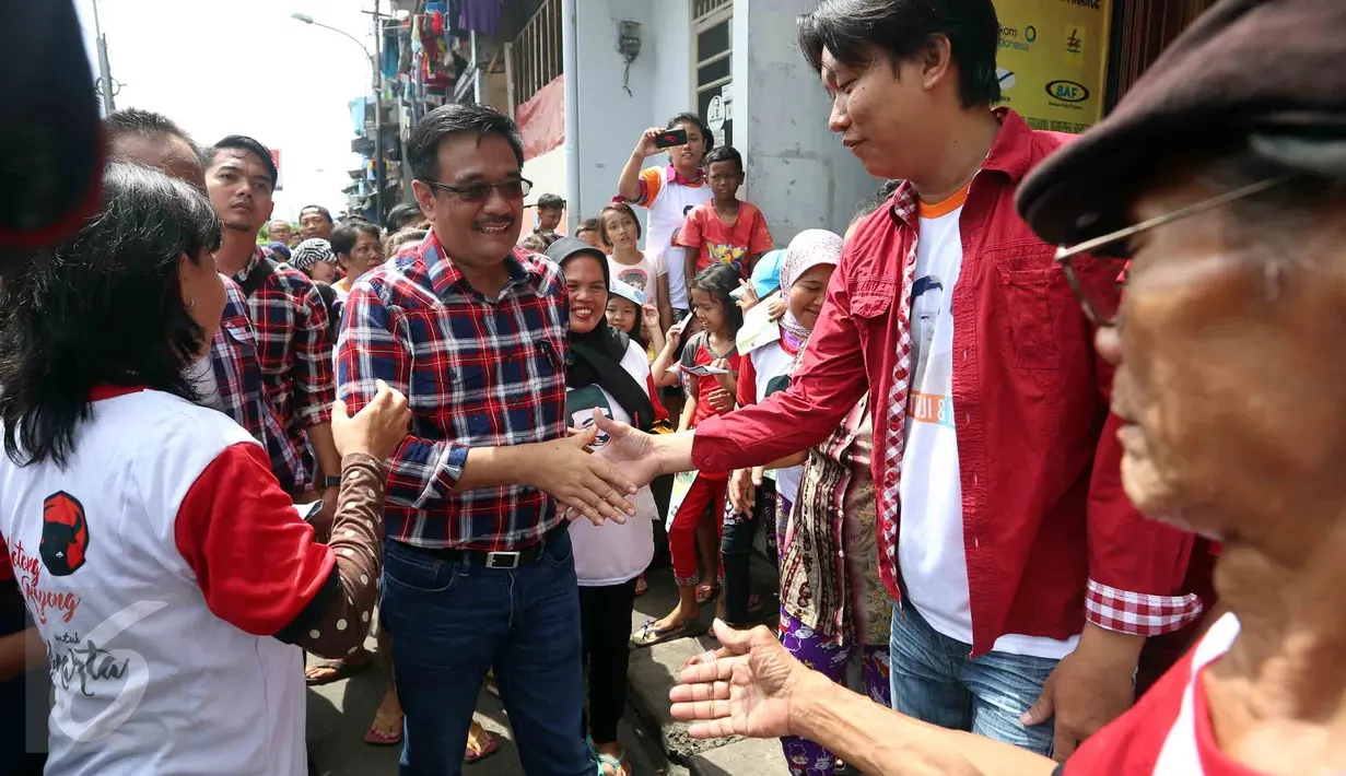 Cawagub DKI Jakarta, Djarot Saiful Hidayat menyalami warga saat melakukan blusukan di Jelambar Timur, Jakarta Barat, Jumat (6/1). Djarot mengaku puas melihat kondisi Kali Mookervart saat dirinya blusukan ke Jelambar Timur (Liputan6.com)