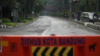 Kawasan Dago, Kota Bandung, mulai dipasang water barrier menyusul keputusan Pemerintah Kota Bandung memberlakukan skema buka tutup jalan di sejumlah ruas jalan, Jumat (18/6/2021). (Liputan6.com/Huyogo Simbolon)