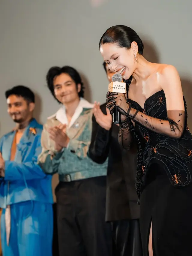 Maudy Ayunda saat Premier Film Para Perasuk pakai baju hitam aksen semut. [@maudyayunda]