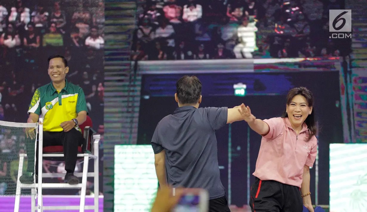 Ekspresi legenda bulutangkis Indonesia, Alan Budikusuma dan Susi Susanti saat bertanding melawan artis Ricky Harun dan Ria Ricis di Konser Energi Asian Games 2018 di Studio 6 Indosiar, Jakarta, Kamis (8/3). (Liputan6.com/Faizal Fanani)