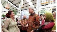 Didampingi istri, Ganjar Pranowo kondangan pernikahan putri Susi Pudjiastuti, Nadine Kaiser dan Geoffrey Alain Gerald di Pangandaran, Minggu (25/8/2024). (Foto: Dok. Instagram @ganjar_pranowo)