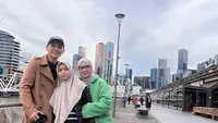 Kali ini, Sienna tampil kece dengan striped sweater, celana kulot, dan hijab segi empat.