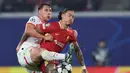 Bek Leipzig, Willi Orban (kiri) berebut bola dengan penyerang Liverpool Darwin Nunez berebut bola saat matchday 3 Liga Champions 2024/2025 di Leipzig, Jerman pada Rabu 23 Oktober 2024 atau Kamis 24 Oktober 2024 dini hari WIB. (Ronny HARTMANN/AFP)