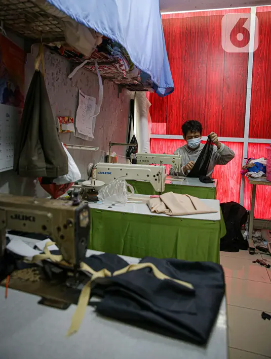 Penjahit menjahit pakaian di Pasar Mayestik, Jakarta, Selasa (11/5/2021). Menjelang Lebaran, pesanan jahitan turun sebesar 50 persen akibat pandemi COVID-19 serta larangan pemerintah terkait mudik luar kota dan mudik lokal. (Liputan6.com/Faizal Fanani)