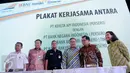 Menteri BUMN Rini Soemarno bersama Direksi BNI, Bank Mandiri, dan BRI serta Direksi PT KAI saat peluncuran produk baru berupa kartu pembayaran dan membership bernama Railpay di Stasiun Juanda, Jakarta, Senin (19/12). (Liputan6.com/Gempur M Surya)