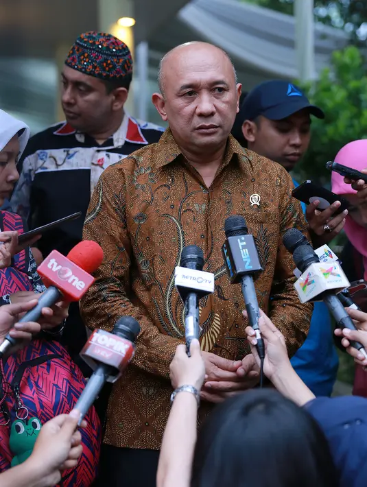 Aktivis Indonesia Teten Masduki  mengucapkan duka serta doa kepada keluarga dan almarhum Adnan Buyung Nasution. (Galih W. Satria/Bintang.com)