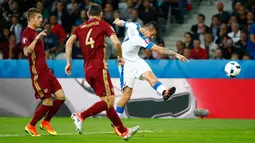 Marek Hamsik melepaskan tendangan yang membuahkan gol untuk Slovakia di Stade Pierre-Mauroy, Prancis (15/6). Slovakia berhasil menang tipis 2-1 dalam laga lanjutan Piala Eropa 2016 Grup B kontra Rusia. (Reuters/ Christian Hartmann)