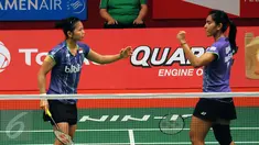 Ganda putri Indonesia,Greysia Polii/Nitya K Maheswari mengepalkan tangan usai mengalahkan Amelia Alicia Anscelly/Soong Fie Cho di Total BWF World Championships 2015, Jakarta, Jumat (14/8). Greysia/Nitya unggul 21-11 21-11.(Liputan6.com/Helmi Fithriansyah)