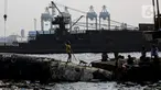 Aktivitas masyarakat di kawasan Cilincing, Jakarta, Selasa (2/8/2021). Lembaga Antariksa Amerika Serikat (NASA) memperkirakan wilayah Jakarta bagian Utara akan tenggelam akibat kenaikan permukaan air laut imbas pemanasan global dan pencairan lapisan es. (Liputan6.com/Faizal Fanani)