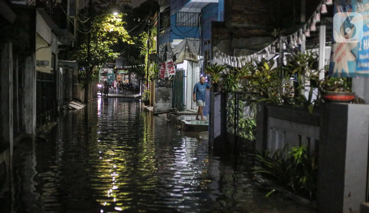 Kondisi banjir karena hujan di Jalan Shofa Marwah, Jakarta, Jumat (4/11/2022). Berdasarkan laporan Badan Penanggulangan Bencana Daerah (BPBD) DKI Jakarta yang diperbaharui pada pukul 18.00 WIB, terdapat 4 RT yang terendam banjir dengan ketinggian maksimal mencapai 50 Cm. (Liputan6.com/Faizal Fanani)