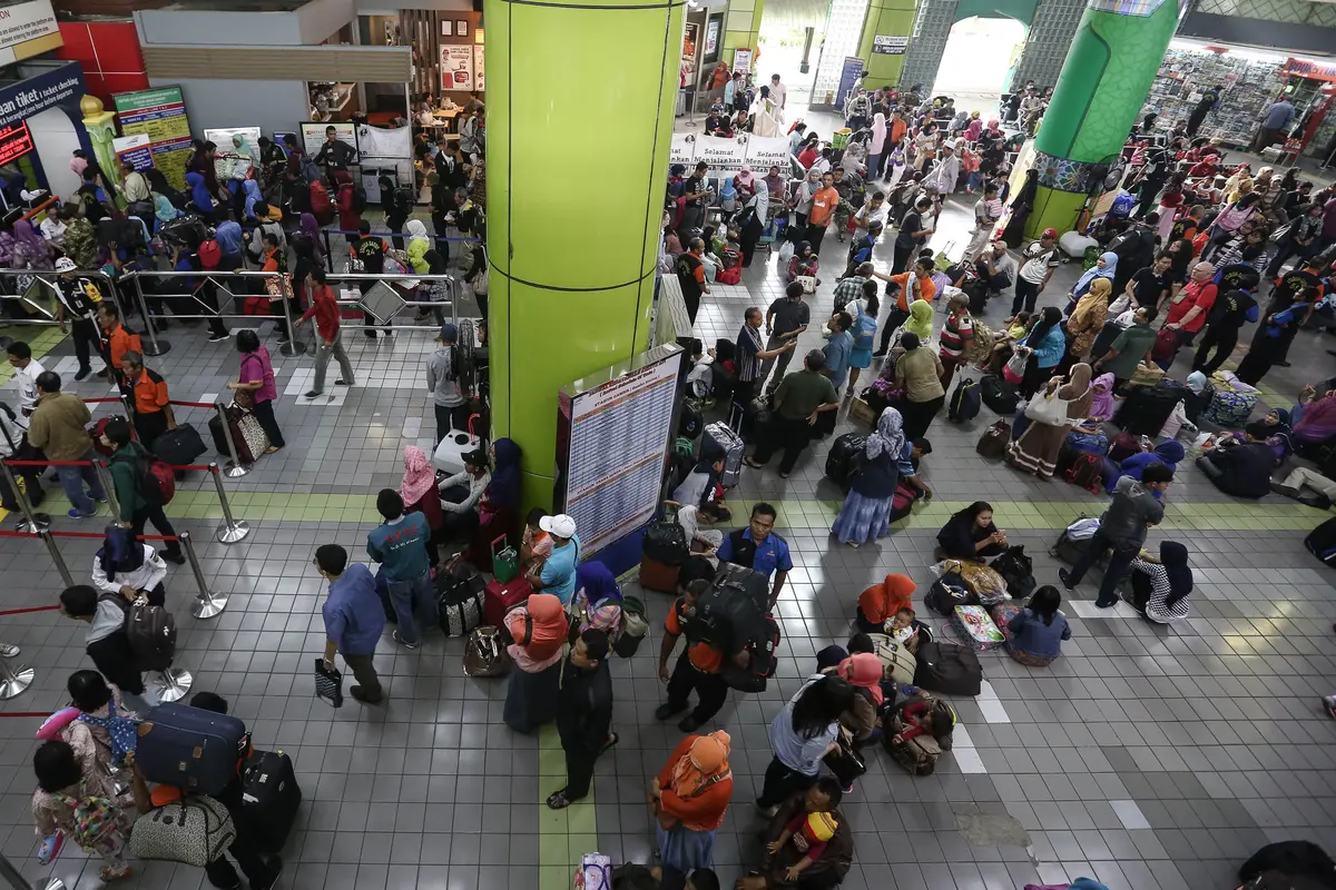 20160628-H-8 Lebaran, Suasana Mudik Mulai Terasa di Stasiun Gambir-Jakarta
