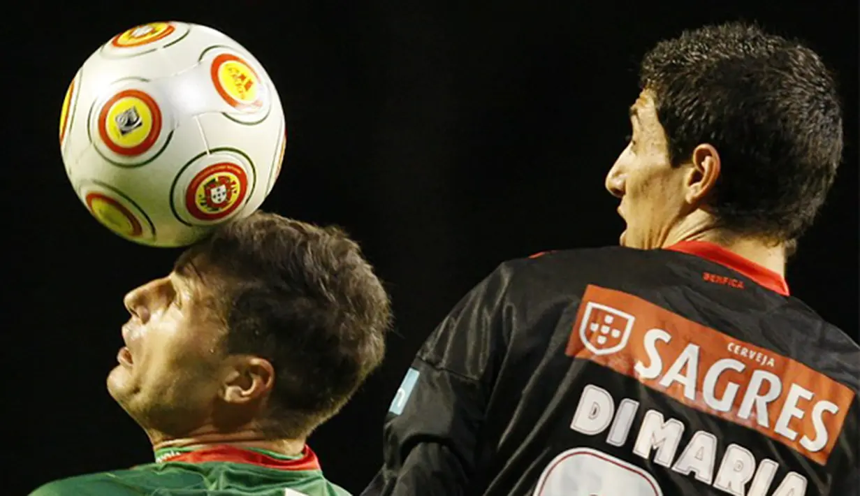 Gelandang Benfica, Angel Di Maria duel udara dengan bek Maritmo, Briguel pada laga Liga Portugal di Barreiros Stadium, Portugal, Minggu (17/1/2010). Bersama Benfica, Di Maria mencatat 76 kali penampilan. (AFP Photo/Gregorio Cunha)
