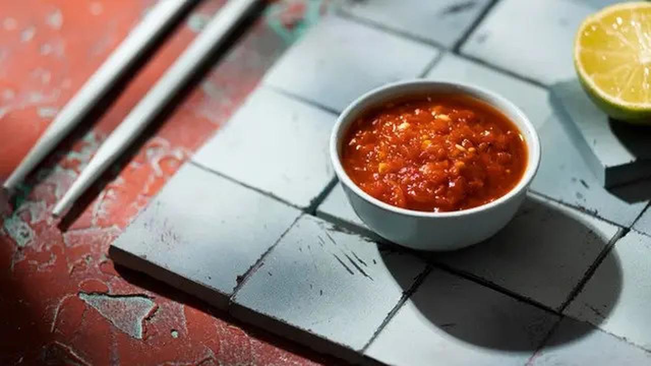 Video Viral Tempat Makan Diduga Cuci Piring Pakai Air Penuh Sampah