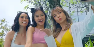 Tren girlband dan boyband di Indonesia mungkin tak semarak dulu. Namun justru di momen itu D'Angels muncul. (YouTube D'Angels)