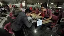 Petugas Lion Air memberikan penjelasan kepada calon penumpang di kantor pusat Lion Air, Jakarta, Senin (23/2/2015). Keadaan kantor pusat Lion Air terlihat kondusif usai insiden delay beberapa hari lalu. (Liputan6.com/Faizal Fanani)
