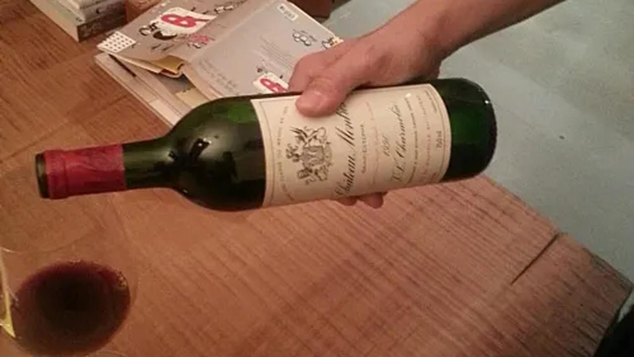 Wine 90 tahun yang dinikmati JYP, Bae Yoon Joon dan Lee Kyung Hee.