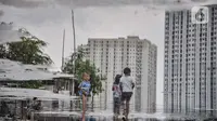 Anak-anak saat bermain di permukiman kumuh Muara Baru, Jakarta, Rabu (19/1/2022). Badan Pusat Statistik (BPS) mencatat angka kemiskinan di Indonesia turun menjadi 26,5 juta orang per September 2021 dari sebelumnya mencapai 27,54 juta orang pada Maret 2021. (merdeka.com/Iqbal S Nugroho)