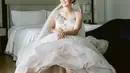 Tak hanya gaunnya, tiara dari Rinaldy Yunardi yang menghiasi kepala Ribka menambahkan sentuhan royal look yang membuatnya terlihat bak seorang princess. Tiara tersebut berkilau sempurna di bawah cahaya lampu resepsi, menciptakan aura glamor yang tak terlupakan. [@ribkasugiarto].