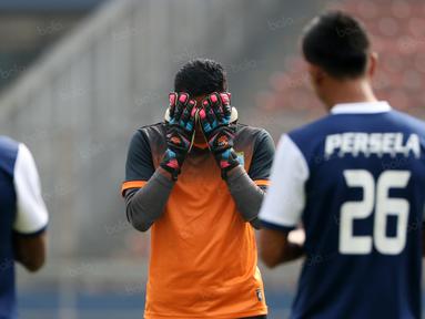 Choirul Huda memimpin Persela Lamongan berdoa sebelum latihan di Stadion Utama Gelora Bung Karno, Jakarta, Kamis (12/5/2016). (Bola.com/Nicklas Hanoatubun)