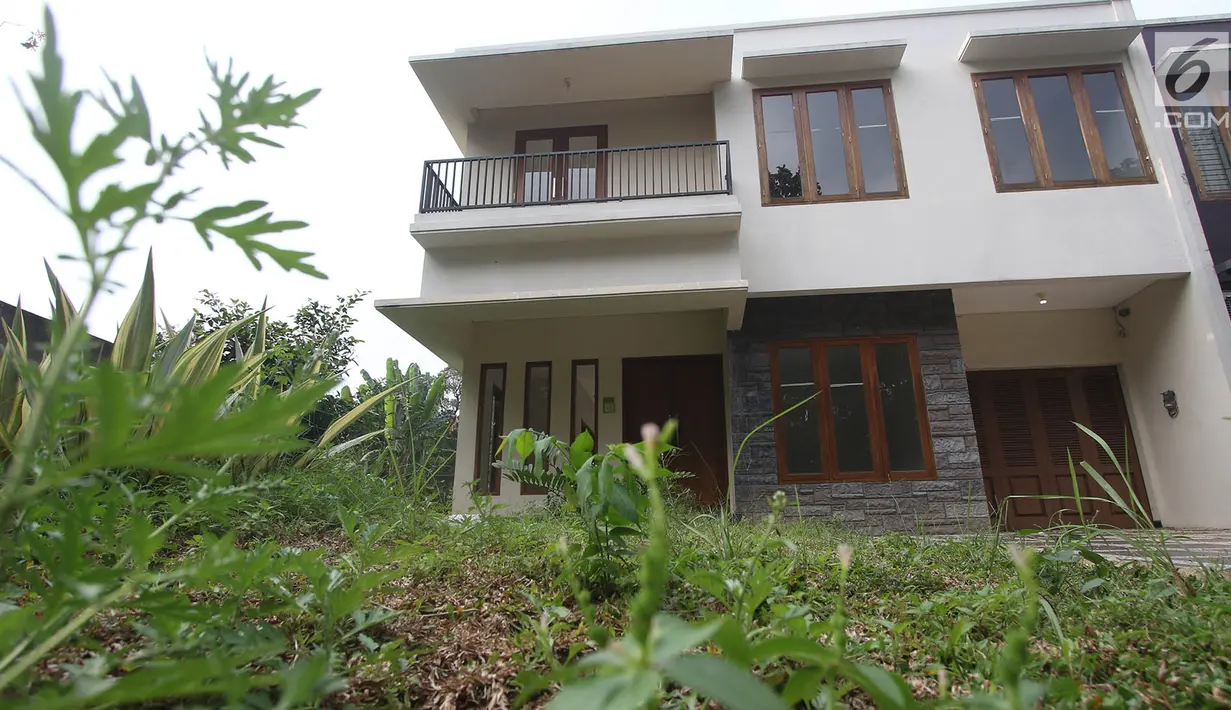 Kondisi bagian depan rumah mewah milik mantan Presiden PKS, Luthfi Hasan Ishaaq, yang akan dilelang di Perumahan Rumah Bagus Residence Blok B1, Jalan Kebagusan Dalam I, Lenteng Agung, Jakarta, Rabu (11/10). (Liputan6.com/Immanuel Antonius)