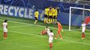 Para pemain Borussia Dortmund merayakan gol yang dicetak oleh Erling Haaland ke gawang Sevilla pada laga Liga Champions di Stadion Signal Iduna Park, Rabu (10/3/2021). Kedua tim bermain imbang 2-2. (AP Photo/Martin Meissner, Pool)