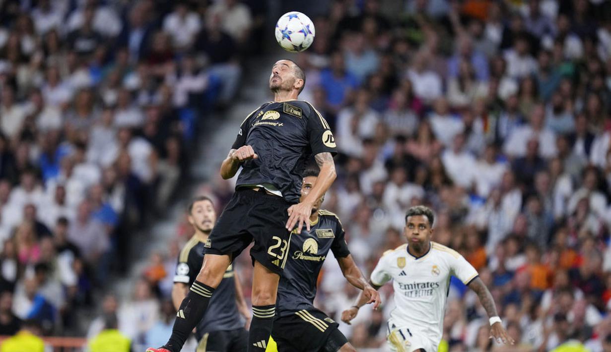 Bek Union Berlin, Leonardo Bonucci, berusaha menghalau bola yang mengarah ke gawangnya saat melawan Real Madrid dalam matchday 1 Grup C Liga Champions 2023/2024, di Stadion Santiago Bernabeu, Madrid, Rabu (20/9/2023). Bek veteran asal Italia ini sukses merepotkan penyerang Los Blancos. (AP Photo/Manu Fernandez)