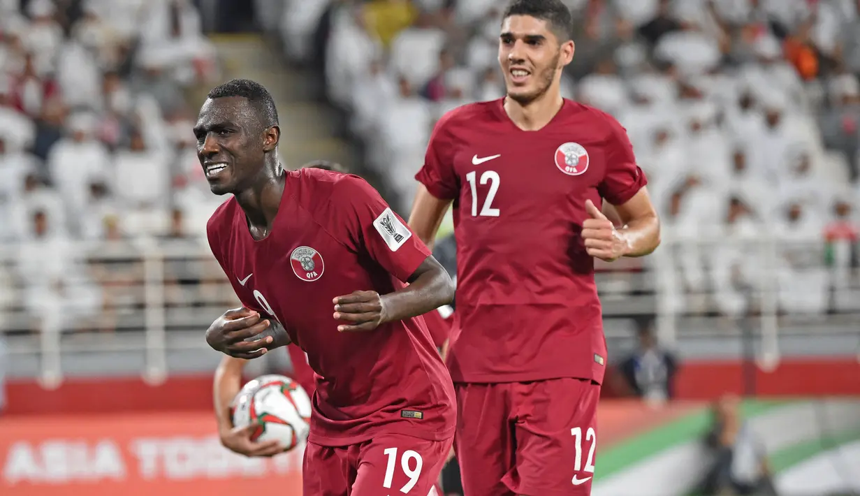 Gelar top skor Piala Asia 2019 menjadi milik striker Timnas Qatar, Almoez Ali yang sepanjang turnamen berhasil mencetak total 9 gol dari 7 laga. Berkat ketajamnnya, Qatar pun dibawanya menjadi juara setelah mengalahkan Jepang 3-1 di partai final. Saat ini striker berusia 27 tahun dengan tinggi badan 180 cm ini tengah menjalani musim ke-8 bersama Al-Duhail SC di Qatar Stars League. (AFP/Roslan Rahman)