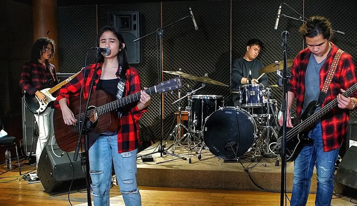 Berawal dari Tissa yang mengunggah foto bersama Dul dan menyertakan tulisan, “Kembaranku (dengan emoji hati merah)”. Keduanya telah resmi berpacaran sejak 27 September 2020. (Instagram/tissabiani)