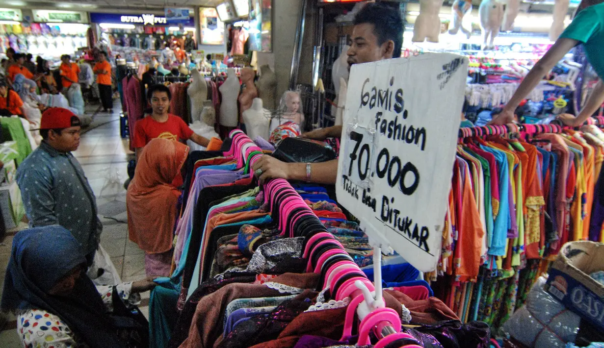Suasana kios penjual baju lebaran di Pasar Tanah Abang, Jakarta, Kamis (2/7/2015). Memasuki pertengahan Ramadan pedagang mengaku penjualan baju muslim meningkat dari bulan-bulan sebelumnya. (Liputan6.com/Yoppy Renato)