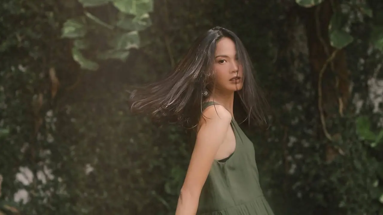 FOTO: Tampil Feminim, Ini Gaya Della Dartyan Pakai Simple Dress yang Menawan