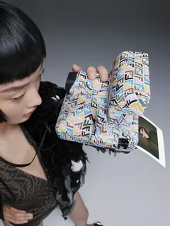 Kamera Vintage Polaroid OneStep Close-Up 600 klasik hadir dengan DNA FENDI yang klasik (Photo: FENDI)